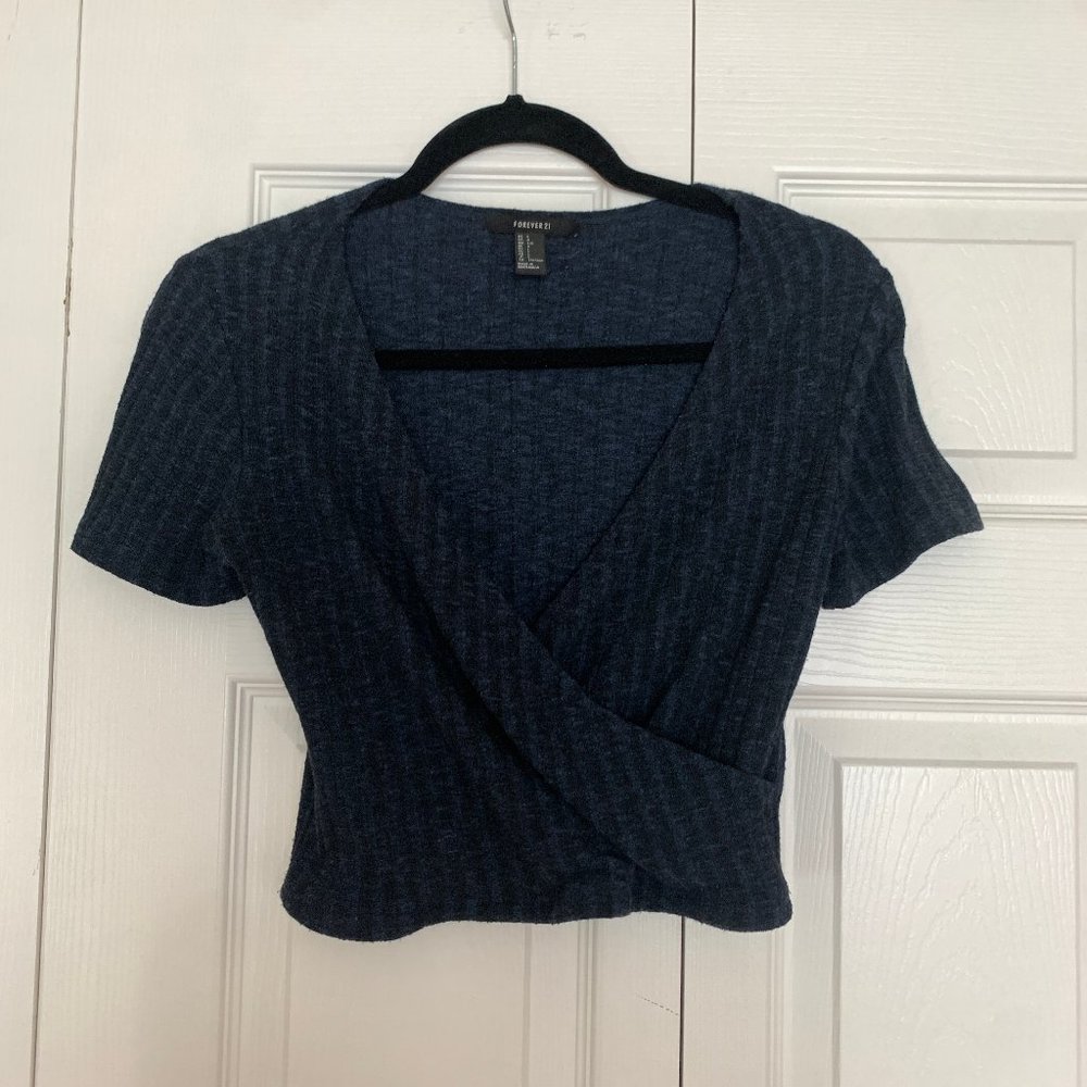 FOREVER 21 BLUE KNIT CROP TOP V NECK SIZE LARGE